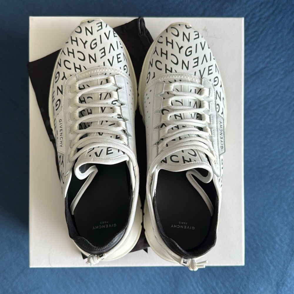 Givenchy White and Black Refracted Logo Spectre Runner
Sneakers Size 44 - Picture 4 of 8